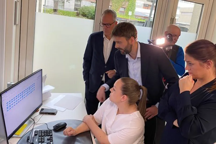 En gruppe personer i et møte