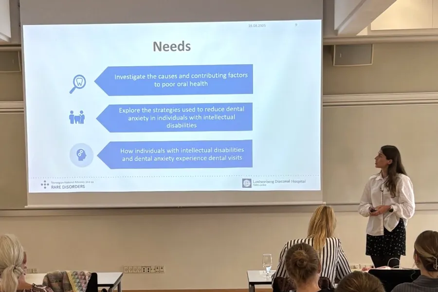 En kvinne som holder en presentasjon