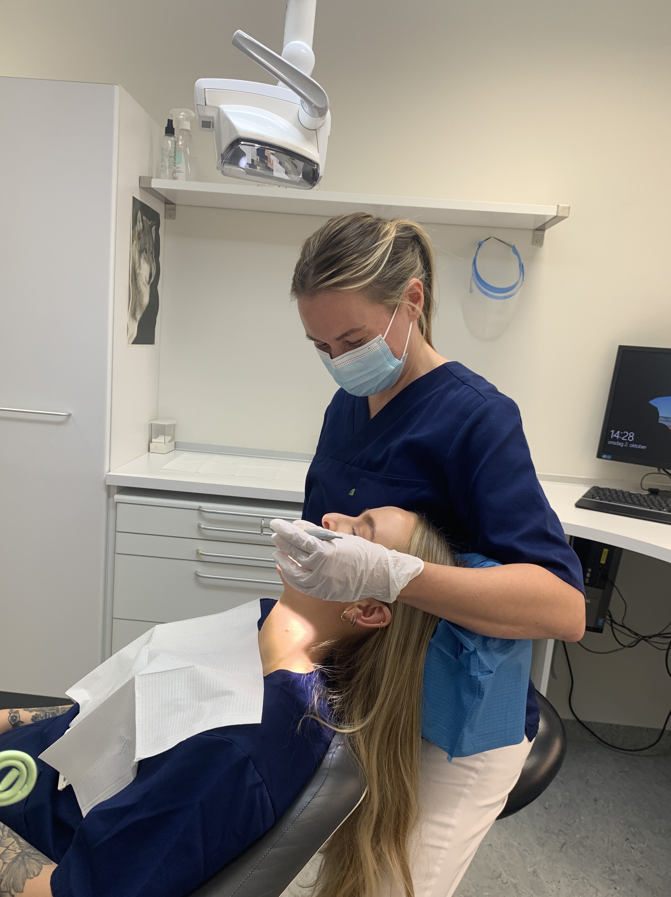 En mann i en sykehuskjole som holder en baby