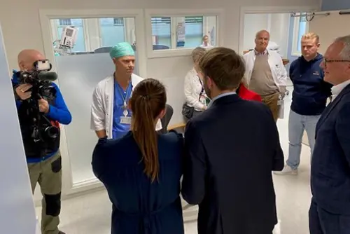 En gruppe personer i et rom