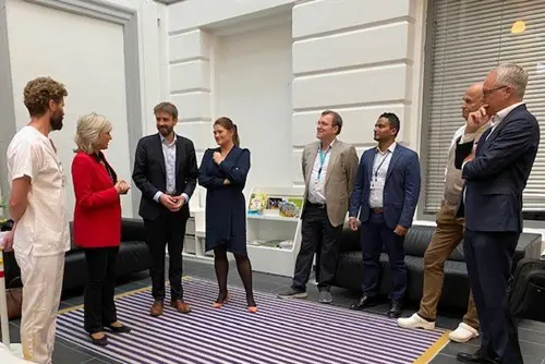 En gruppe mennesker som står i et rom