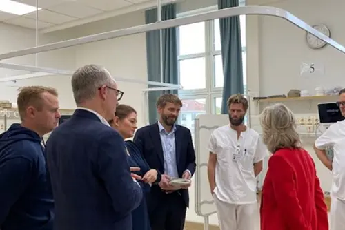 En gruppe personer i et rom