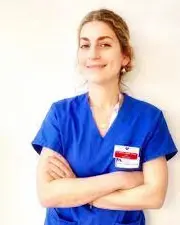 En kvinne med armene i kors