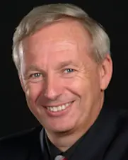 Et nærbilde av en mann som smiler