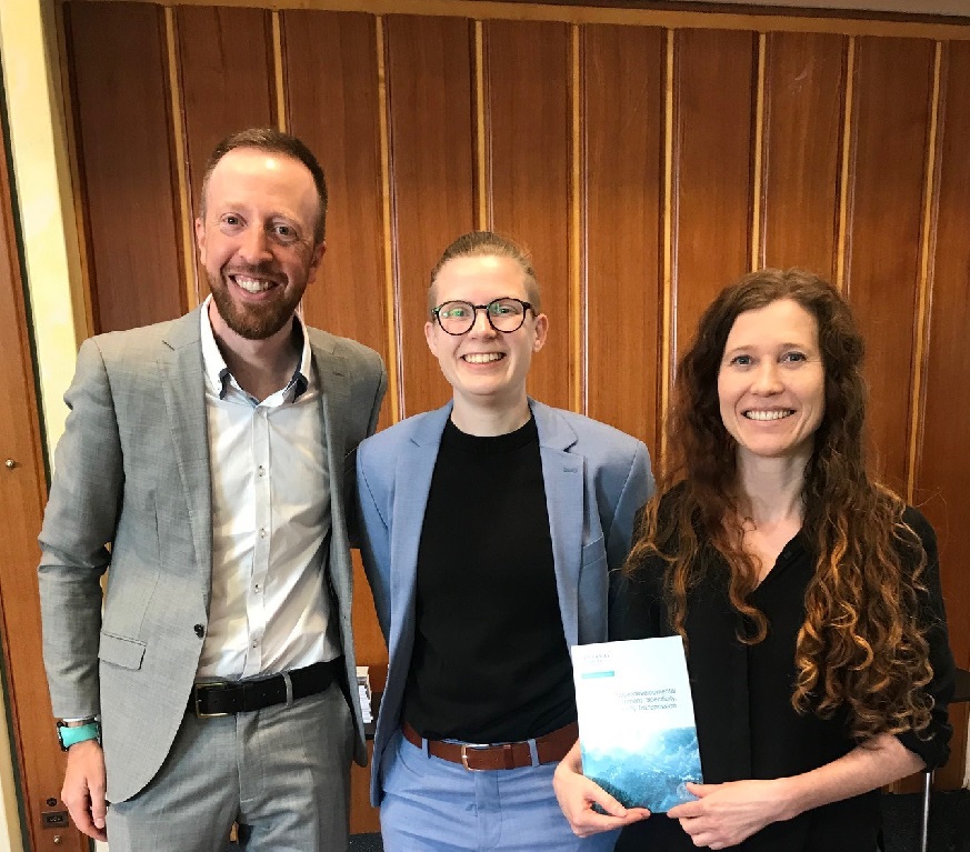 En gruppe mennesker som poserer for et bilde