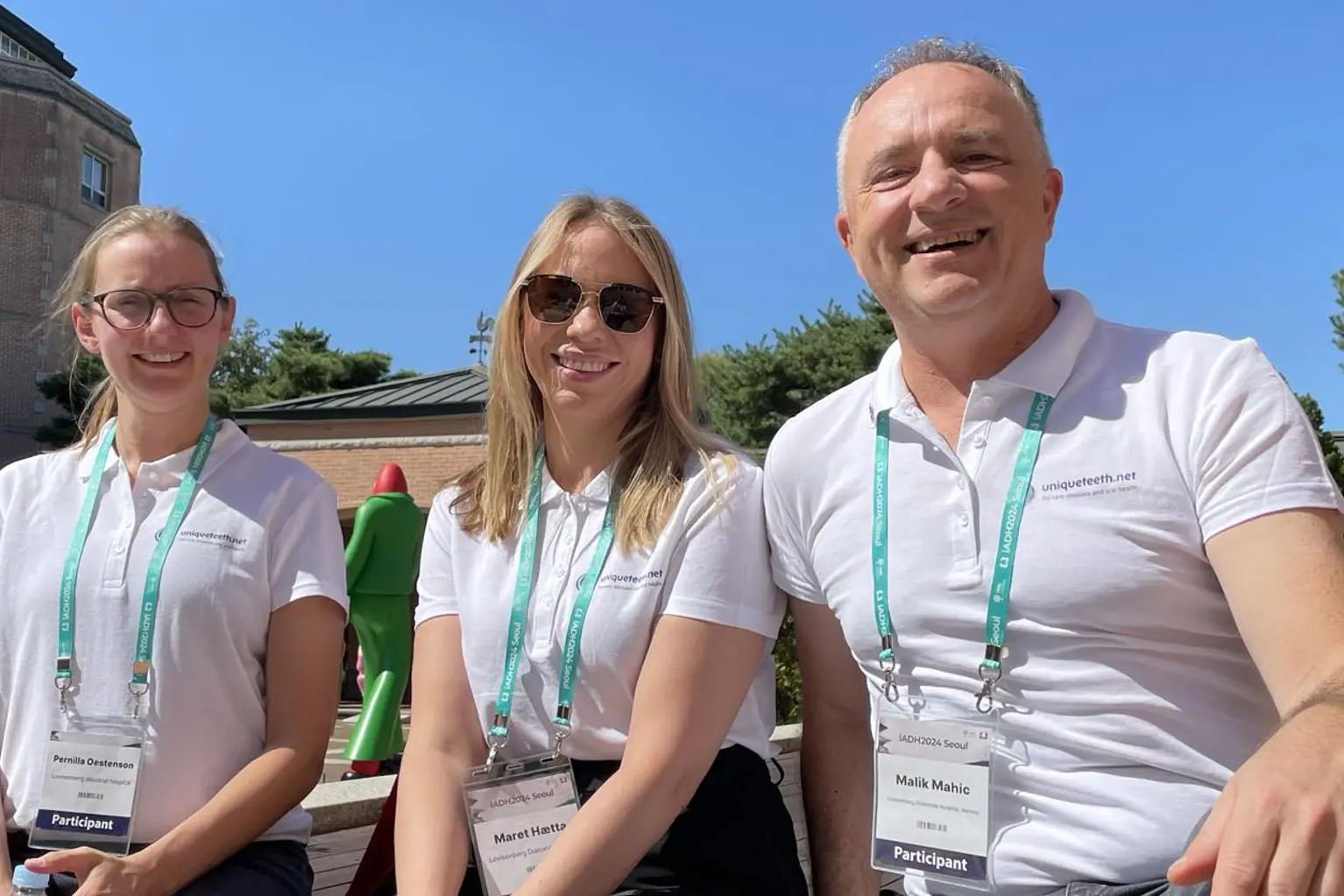 En gruppe mennesker som poserer for et bilde