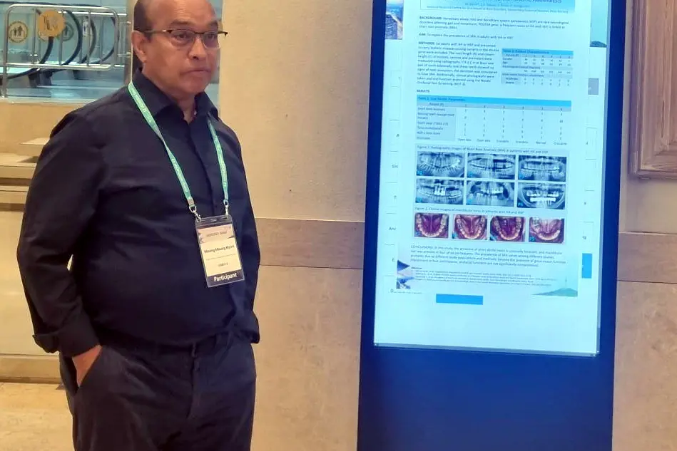 En mann som står ved siden av et skilt