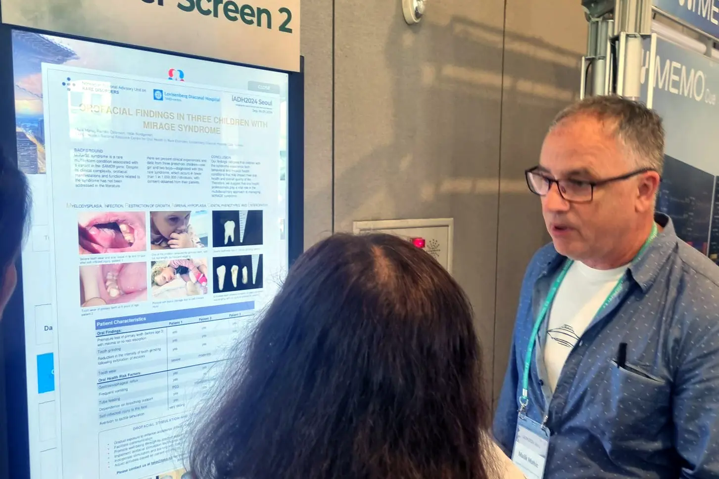 En mann som snakker med en kvinne