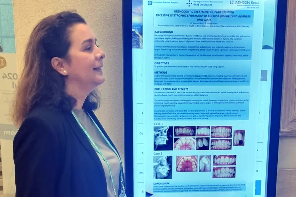 En kvinne som snakker med en plakat