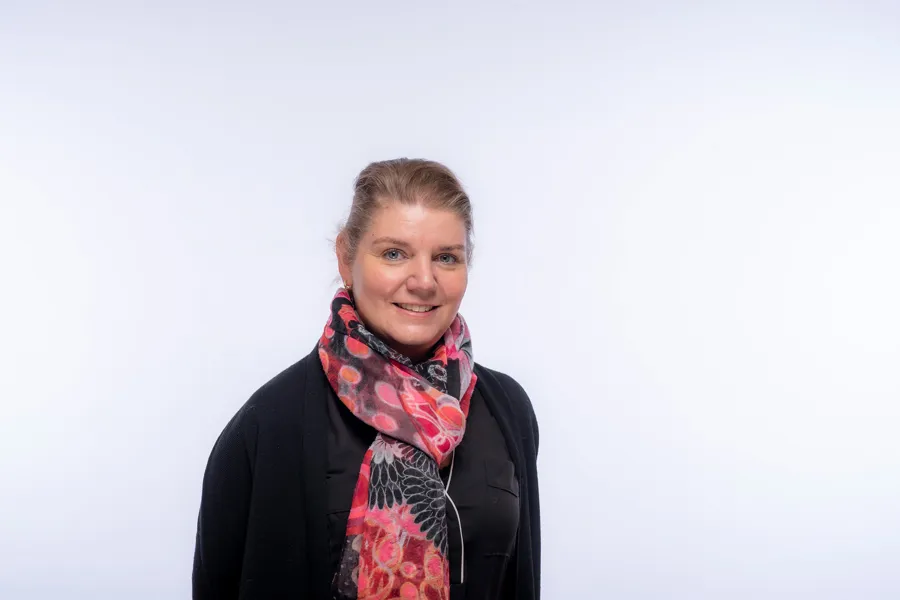 En person som har på seg et skjerf