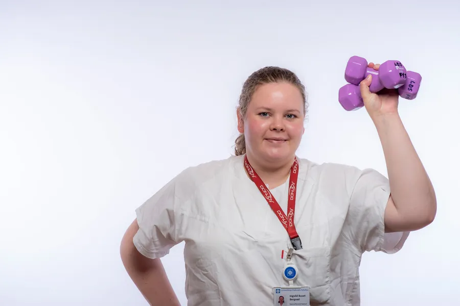 En person som holder lilla ballonger