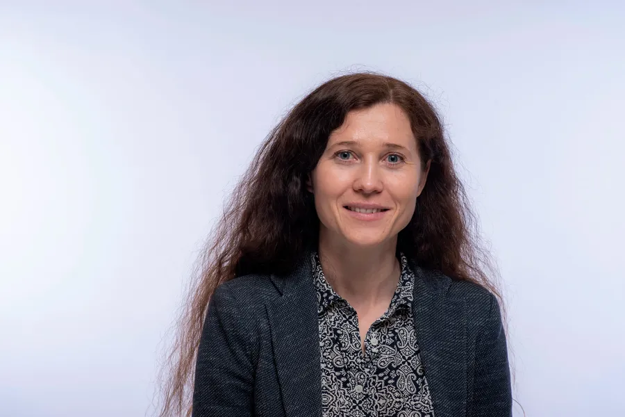 En kvinne med langt hår