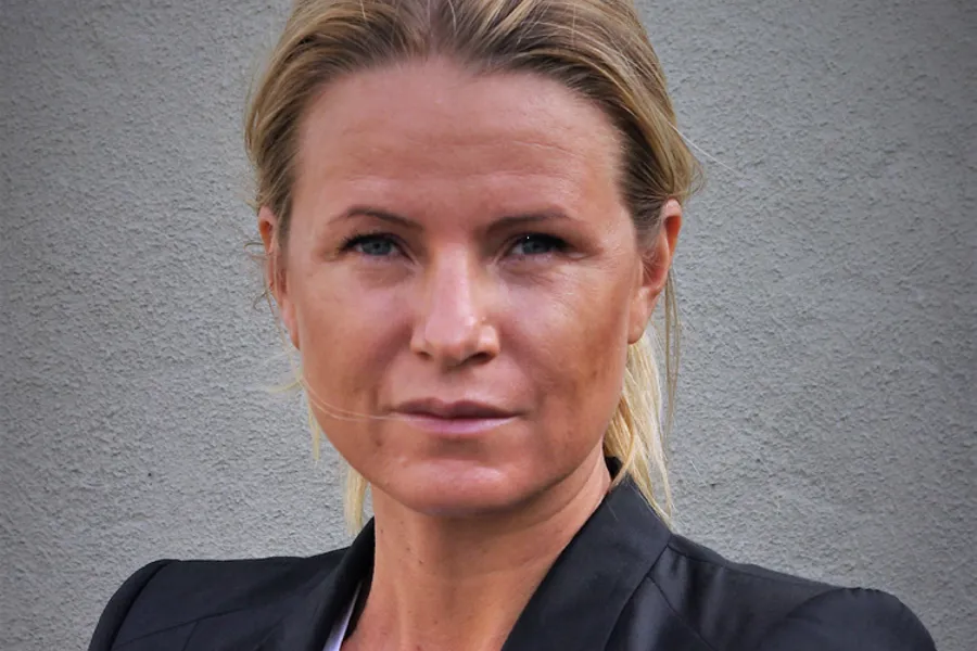 En person med blondt hår