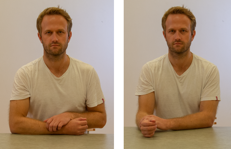 En mann som sitter med hendene i kors