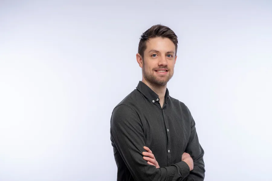 En mann med armene i kors