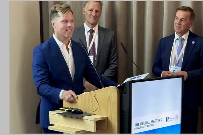 En mann som står på et podium