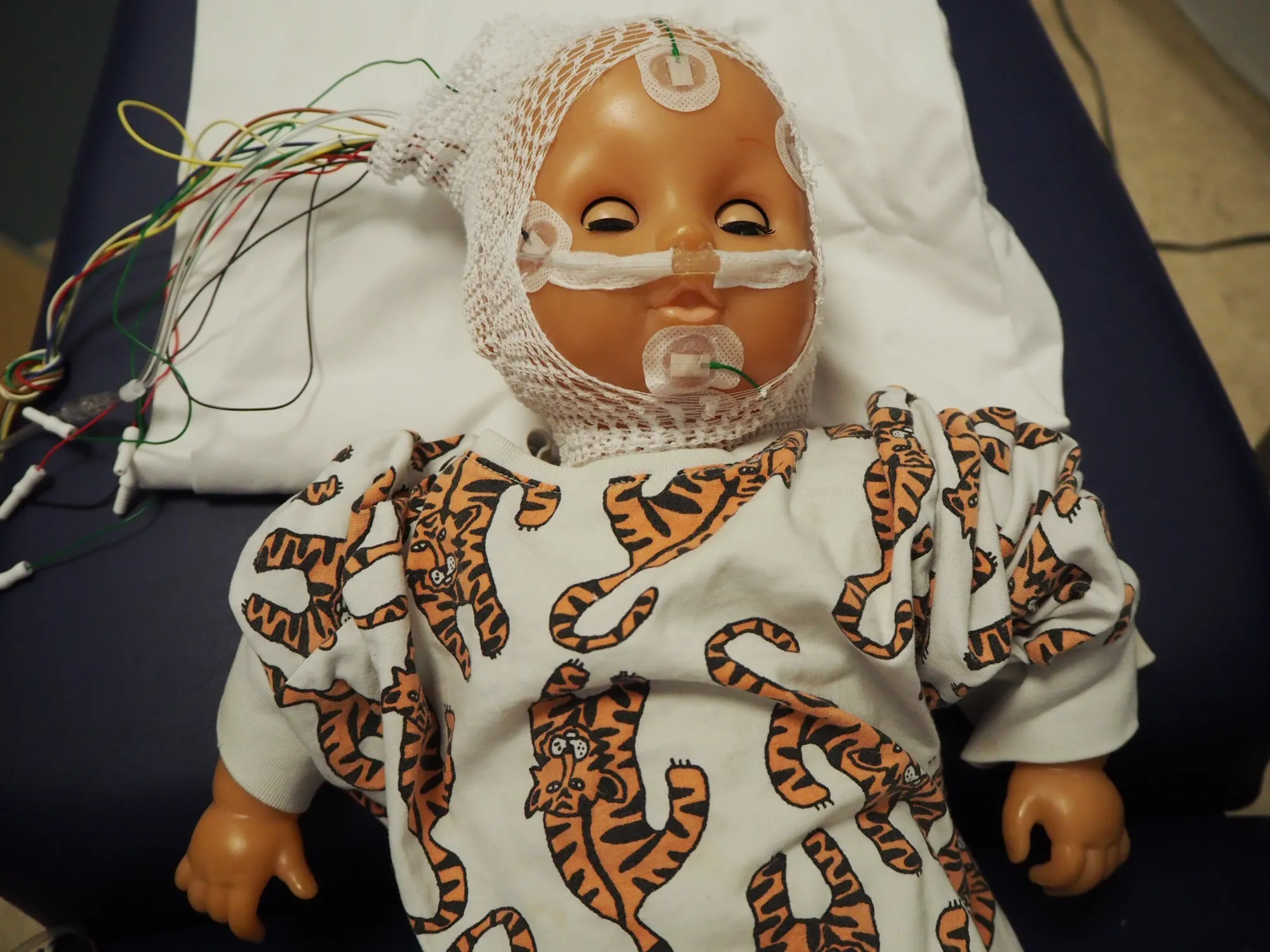 En baby som har på seg en maske