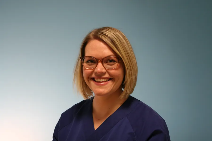 En kvinne som bruker briller