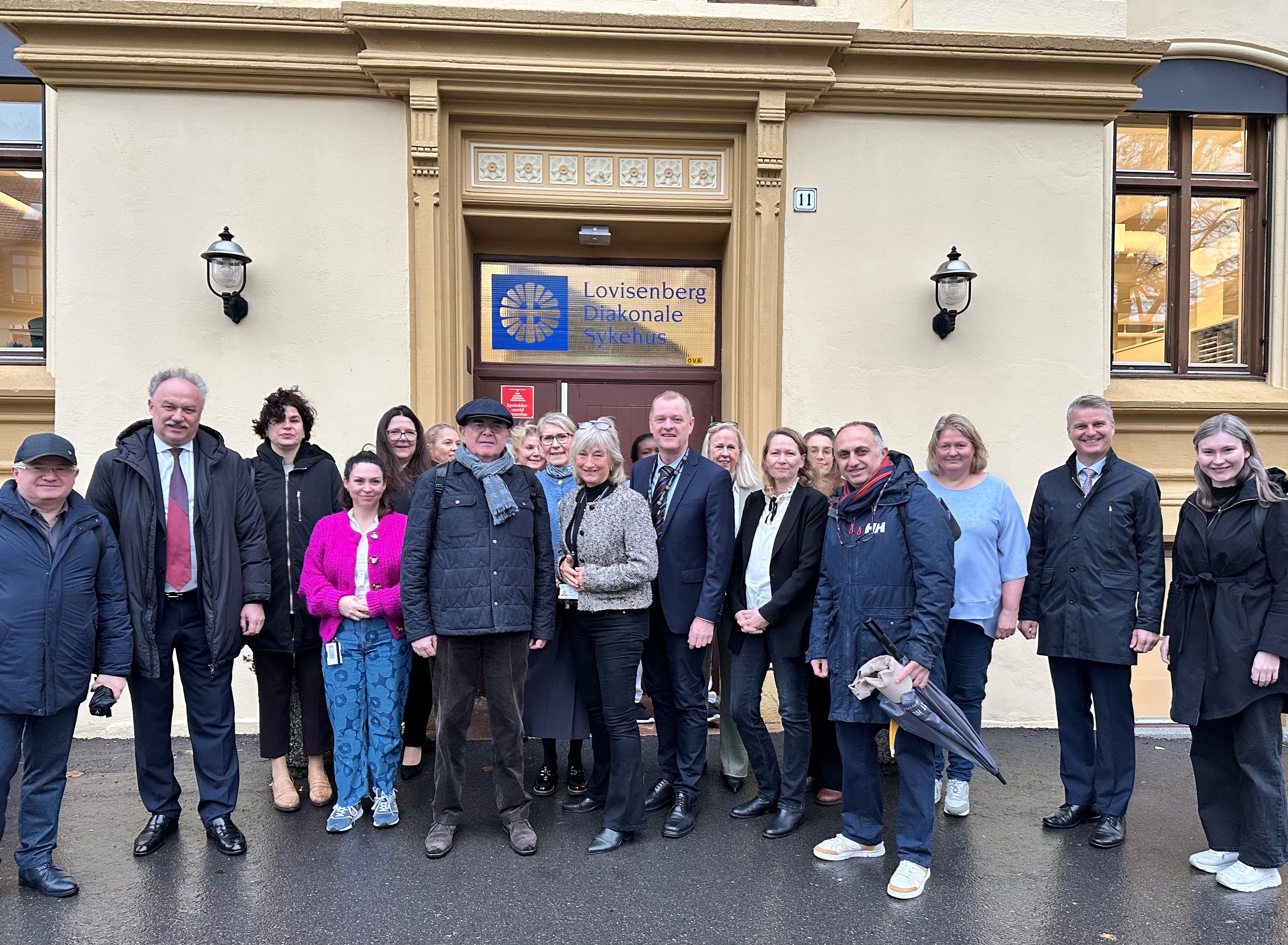 En gruppe mennesker som poserer for et bilde