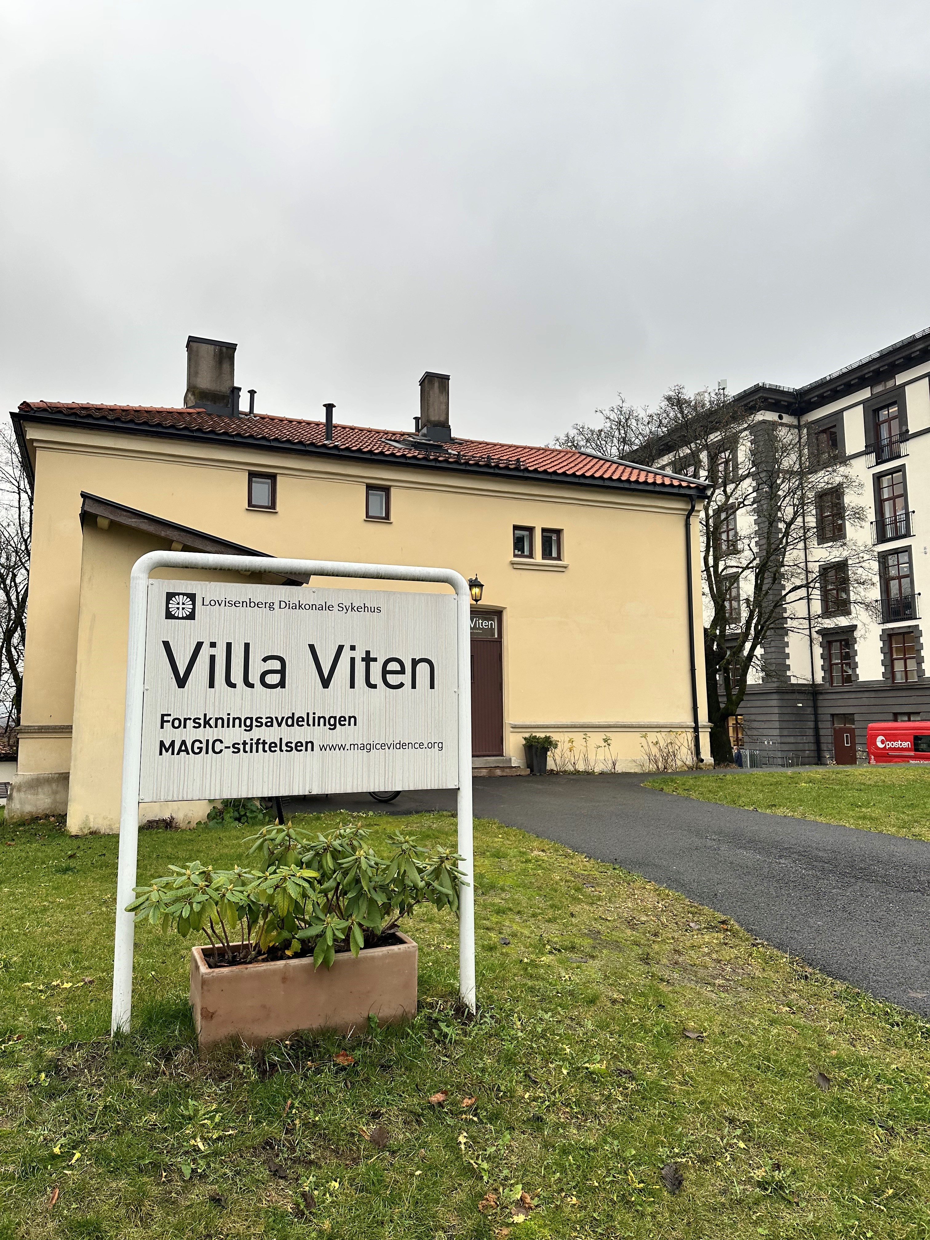 Et skilt foran en bygning