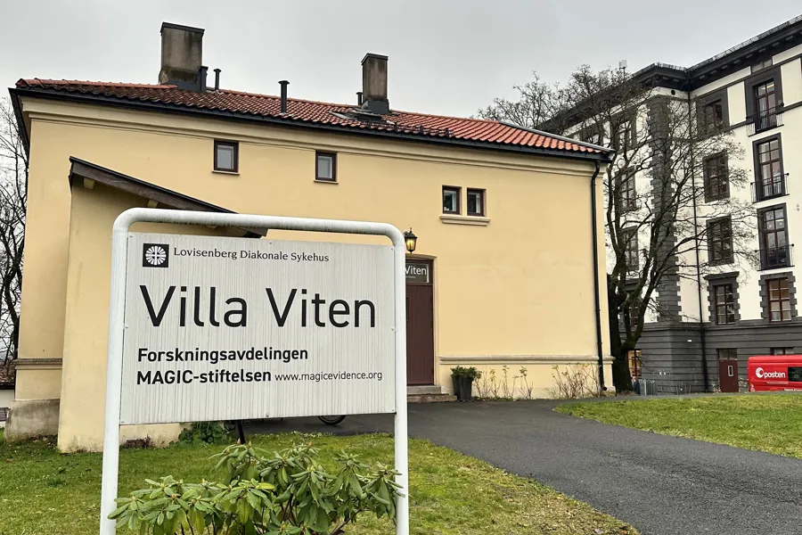 Et skilt foran en bygning