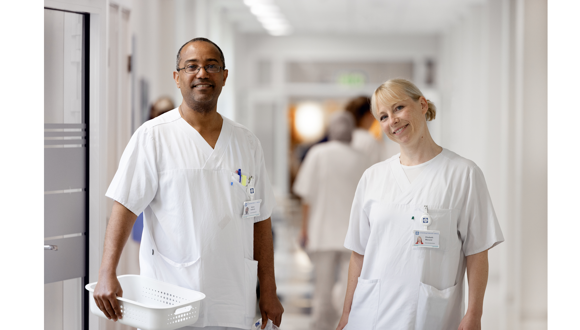 En mann og en kvinne i hvite skjorter