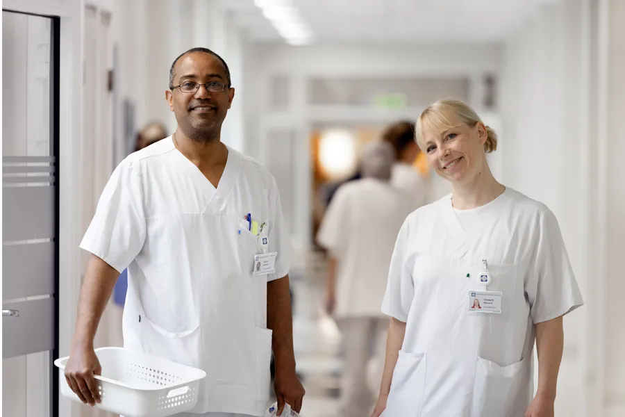 En mann og en kvinne i hvite skjorter