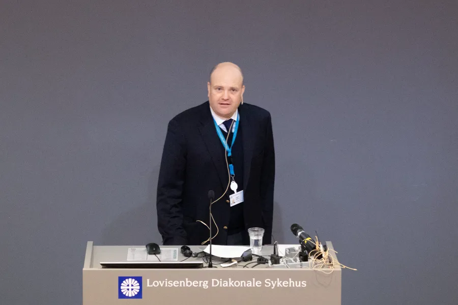 En mann som står på et podium