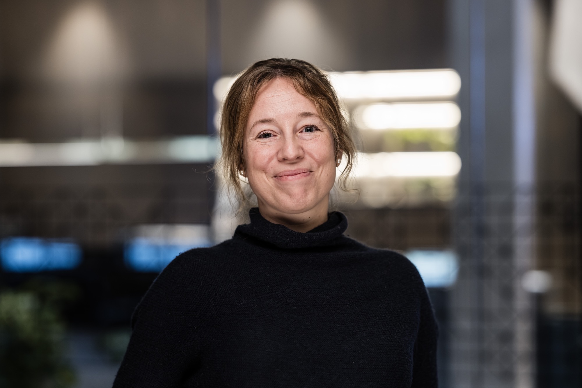 En mann i svart skjorte