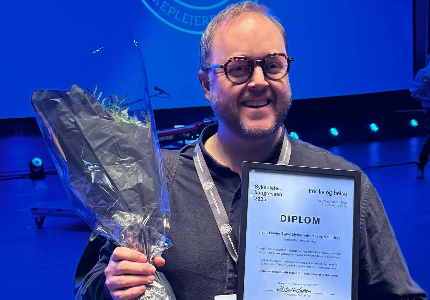 En mann som holder et trofé