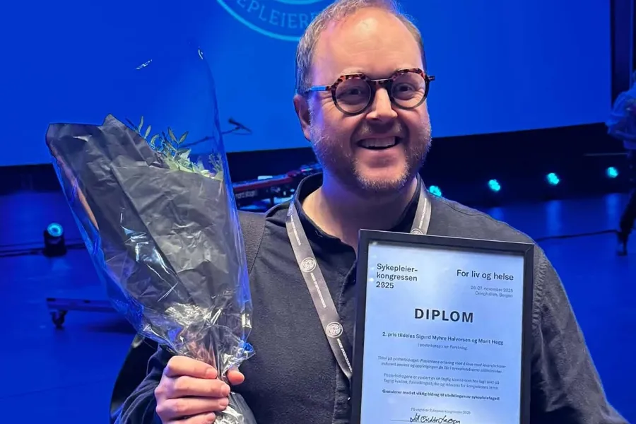 En mann som holder et trofé