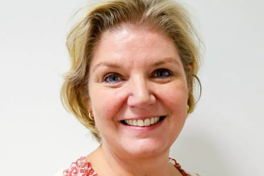 Et nærbilde av en kvinne som smiler