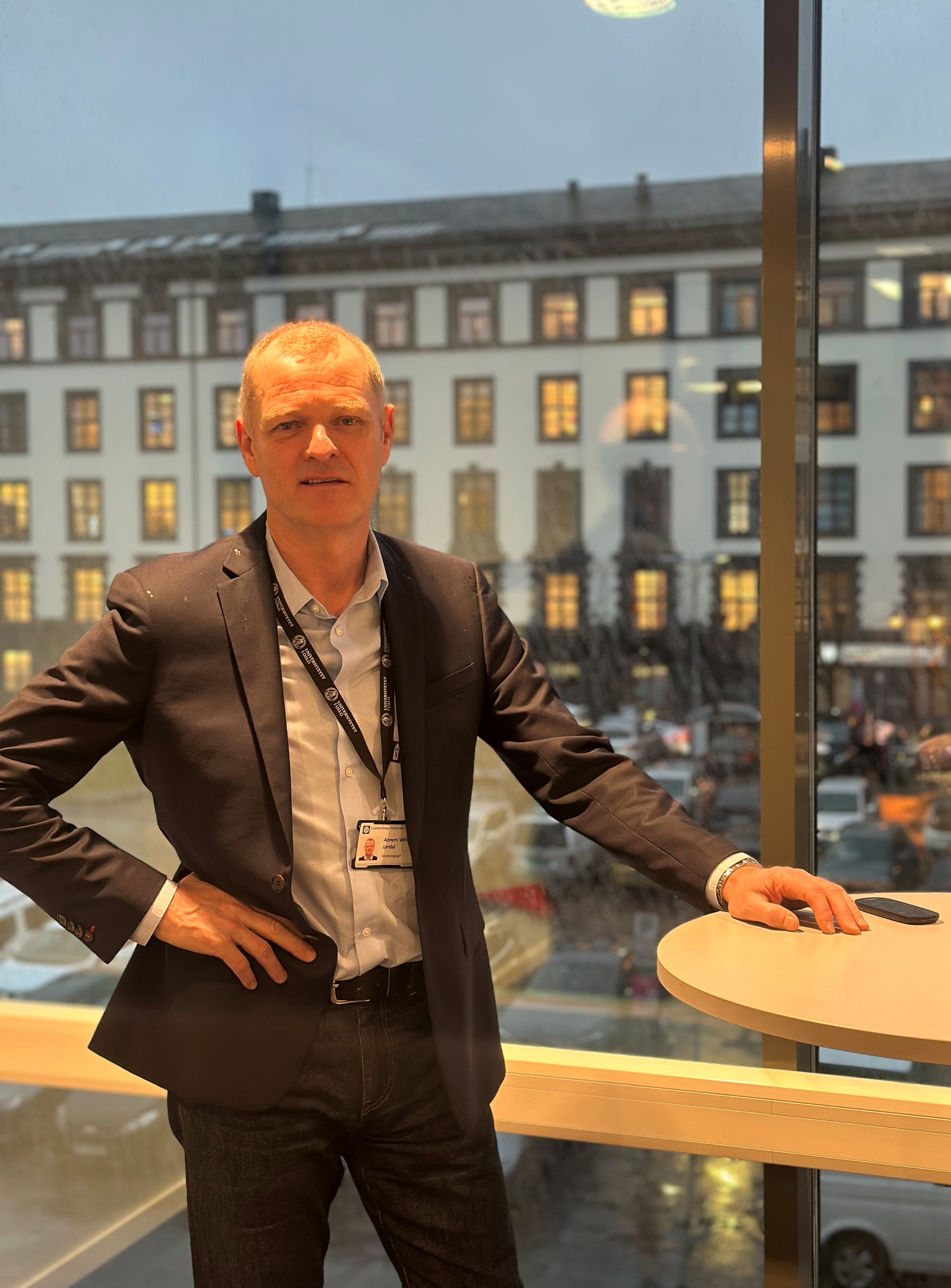 En mann som står foran et vindu