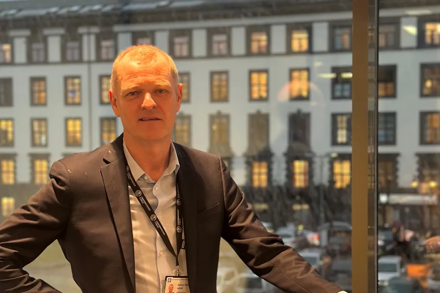 En mann som står foran et vindu