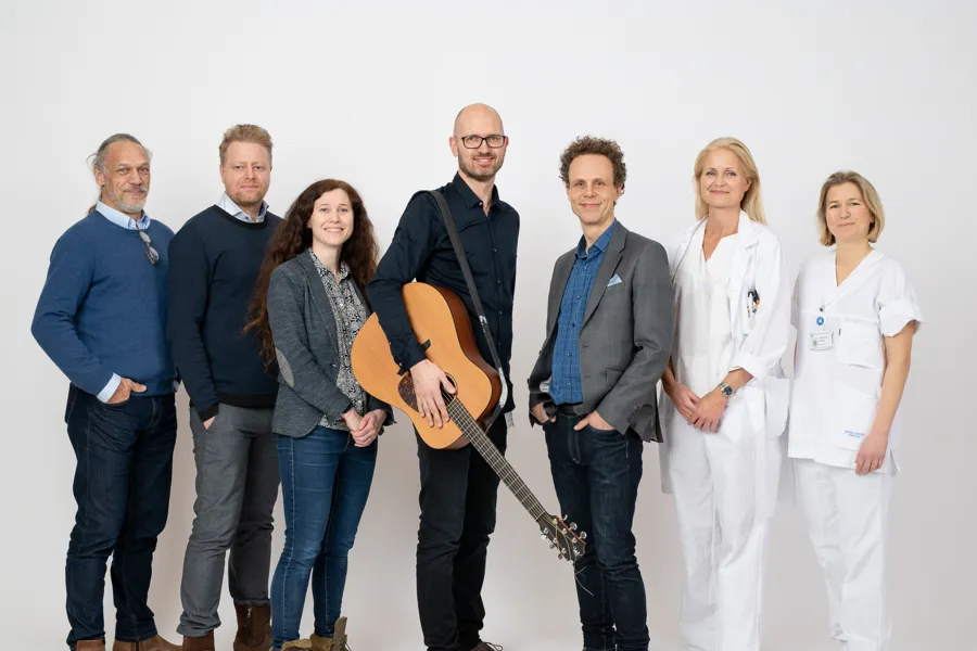 En gruppe mennesker som poserer for et bilde