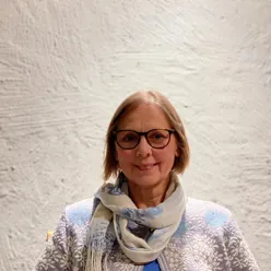 En kvinne som bruker briller