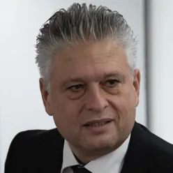 En mann med grått hår